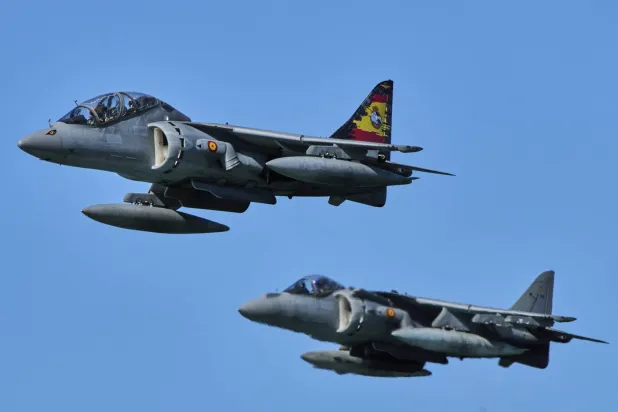 مقاتلتان إسبانيتان تشاركان في تدريبات لـ«الناتو» في جنوب إسبانيا الاثنين (أ.ب)