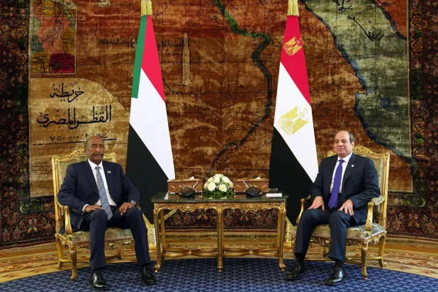 السيسي يلتقي البرهان في قصر الاتحادية بالقاهرة 28 أبريل 2025 (الرئاسة المصرية)