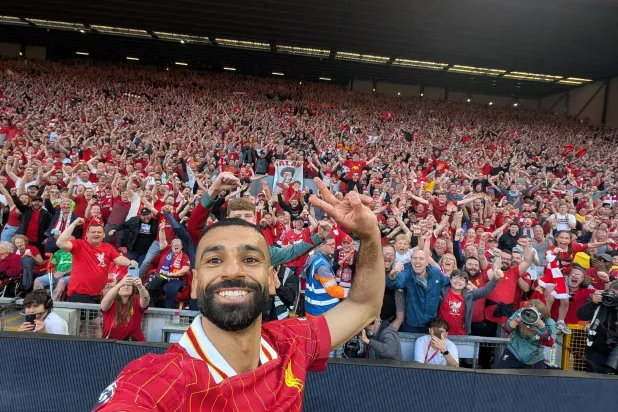 صلاح يحتفل مع جماهير ليفربول بصورة «سيلفي» (حساب محمد صلاح فيسبوك)