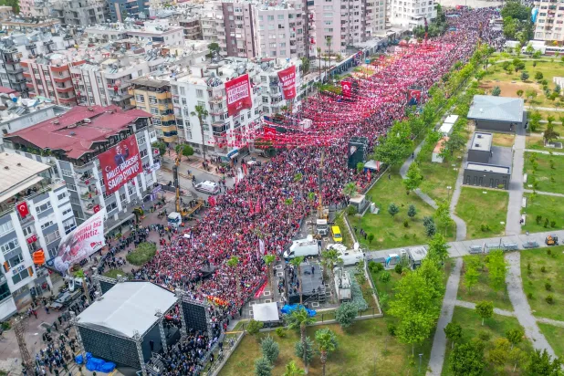 مدينة مرسين جنوب تركيا شهدت السبت تجمعاً حاشداً للمطالبة بإطلاق سراح إمام أوغلو وإجراء انتخابات مبكرة (حساب حزب «الشعب الجمهوري» في «إكس»)