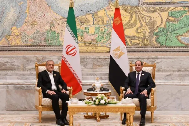 الرئيس المصري عبد الفتاح السيسي ونظيره الإيراني مسعود بزشكيان في لقاء سابق بالقاهرة ديسمبر الماضي (الرئاسة المصرية)