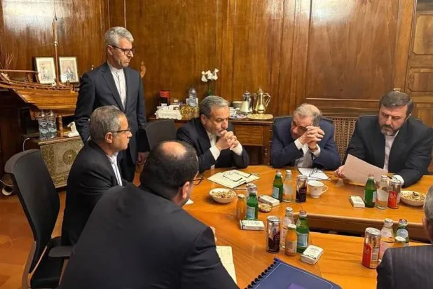 عراقجي وفريقه خلال الجولة الثانية من المحادثات غير المباشرة مع المسؤولين الأميركيين في روما (إ.ب.أ)