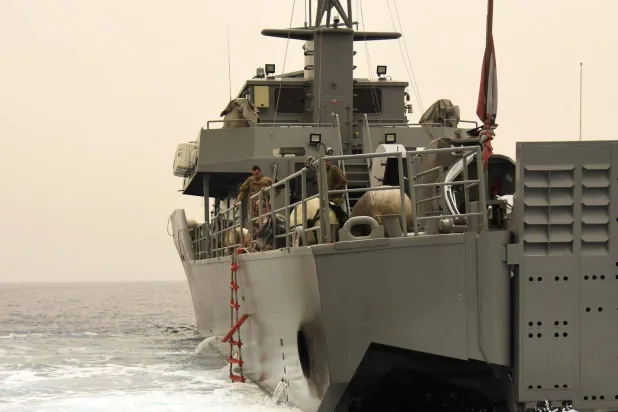 الجيش اللبناني خلال بحثه عن ناجين بعد انقلاب قارب قبالة سواحل طرابلس اللبنانية ليلاً بالقرب من ميناء طرابلس شمال لبنان في 24 أبريل 2022 (رويترز)