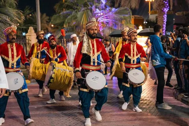 تهدف الفعالية إلى تعزيز التنوع الثقافي وبناء جسور تواصل بين المقيمين والزوار (الشرق الأوسط)