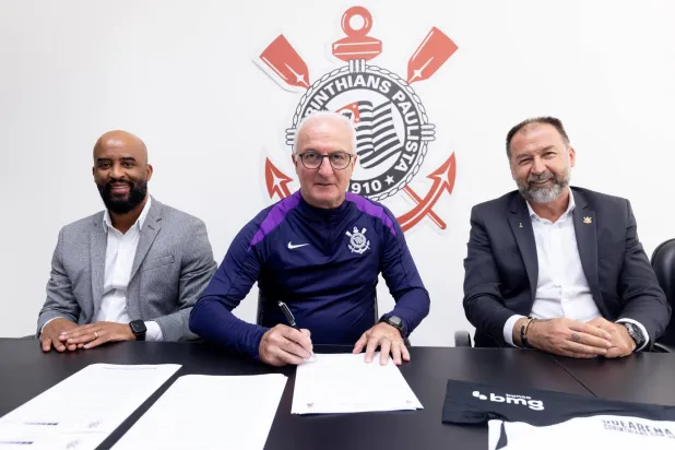 دوريفال جونيور لحظة توقيع العقد (نادي كورينثيانز)