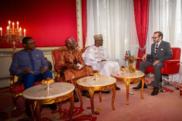 الملك محمد السادس خلال لقائه وزراء خارجية بوركينا فاسو ومالي النيجر (أ.ف.ب)