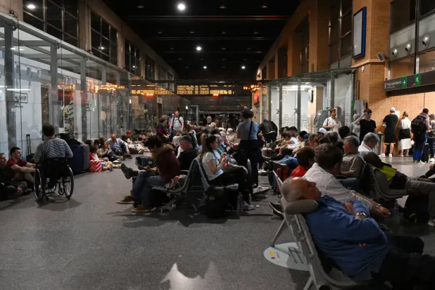 İspanya'nın Cordoba istasyonunda mahsur kalan yolcular evlerine dönemiyor (AFP)