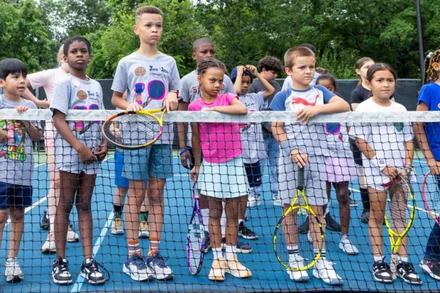 مجموعة من الأطفال قبل انطلاقة إحدى البطولات بالولايات المتحدة (الاتحاد الأميركي للتنس)