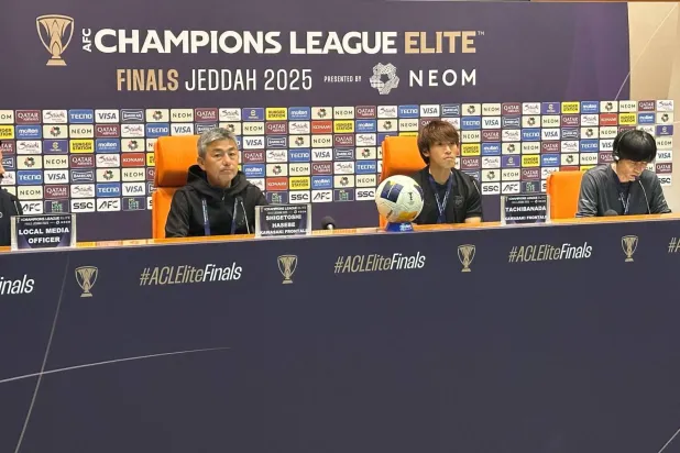 مدرب كاواساكي الياباني واللاعب كينتو تاتشيبانادا في المؤتمر الصحافي (الشرق الأوسط)