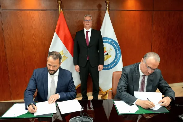 وزير البترول المصري يشهد توقيع بنود التوافق لتطوير نظام الاتفاقيات البترولية بين «إيغاس» و«إكسون موبيل» (وزارة البترول المصرية)