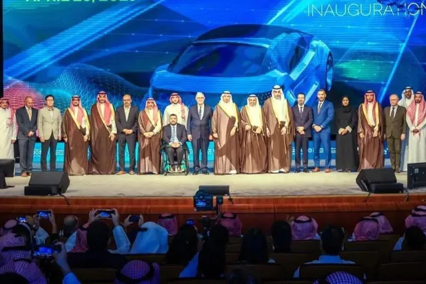 صورة جماعية بعد إعلان مبادرة «أرض التجارب لمستقبل النقل» (واس)