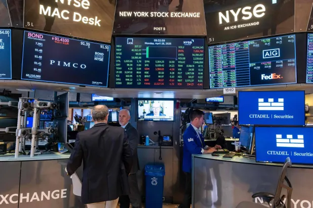 متداولون يعملون في بورصة نيويورك (أ.ف.ب)