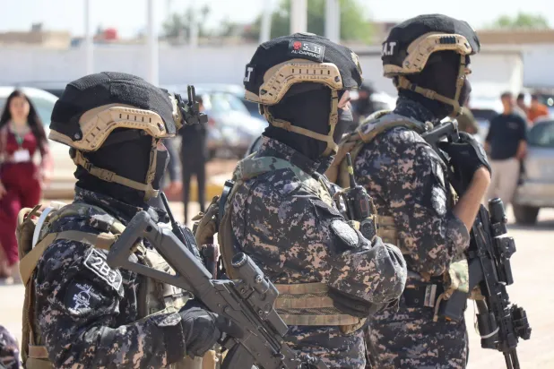 عناصر من «قوات سوريا الديمقراطية» ينتشرون خلال أحد المؤتمرات شمال شرقي سوريا (إ.ب.أ)