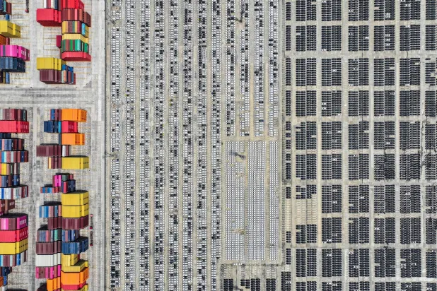 سيارات معدة للتصدير في ميناء نانجينغ شرق الصين (أ.ف.ب)