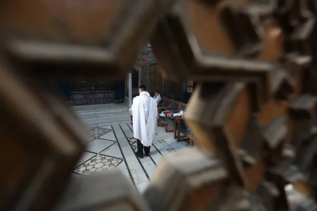 رجل يهودي يصلي في «كنيس الإفرنج» في الحي اليهودي بدمشق القديمة 29 أبريل 2025. (أ.ف.ب) 