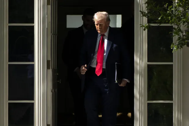 يتصرف ترمب بحرية تامة في مجال الرسوم الجمركية والسياسة الخارجية أو للانتقام من خصومه السياسيين (أ.ب)