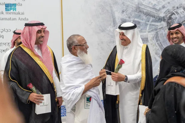 وزير النقل والخدمات اللوجيستية السعودي خلال استقباله أول رحلة للحجاج في جدة (واس)