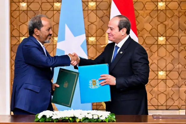 الرئيس المصري عبد الفتاح السيسي ونظيره الصومالي حسن شيخ محمود يوقِّعان في يناير 2025 إعلاناً مشتركاً لترفيع العلاقات إلى «شراكة استراتيجية شاملة» (الرئاسة المصرية)