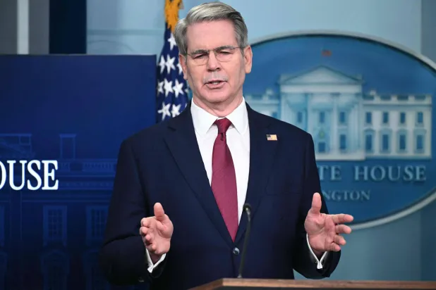 سكوت بيسنت يتحدث خلال الإحاطة اليومية في البيت الأبيض (أ.ف.ب)