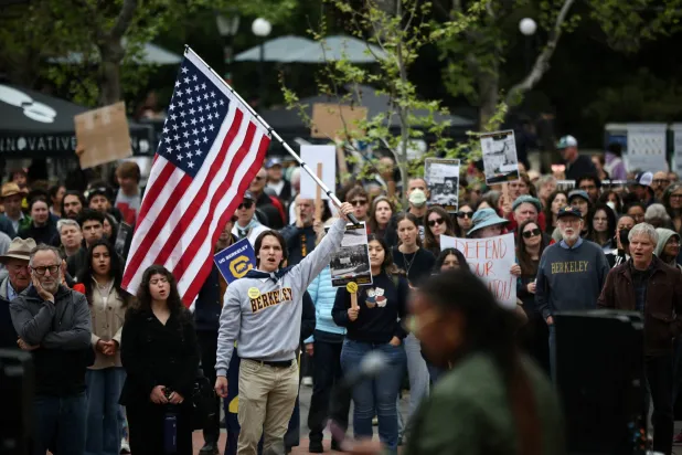 طلاب يتظاهرون في حرم جامعة بيركلي بولاية كاليفورنيا الأميركية (رويترز)