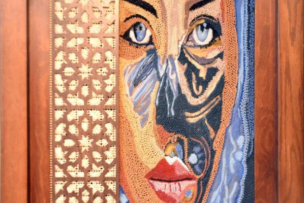 الألوان تتداخل مع مفردات التراث في حكاية شعبية بلوحة للفنانة أمل أبو زيد (الشرق الأوسط)