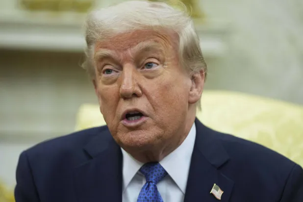 الرئيس الأميركي دونالد ترمب خلال اجتماع بالبيت الأبيض في واشنطن يوم 24 أبريل 2025 (أ.ب)