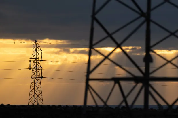 خطوط كهرباء ذات جهد عالٍ تظهر بجزر الكناري في جنوب غربي إسبانيا (إ.ب.أ)