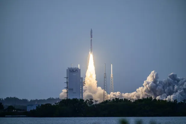 صورة ملتقطة في 28 أبريل 2025 في كيب كانافيرال بالولايات المتحدة تظهر إطلاق صاروخ «أطلس V» التابع لشركة «ULA» حاملاً أول 27 قمراً اصطناعياً تشغيلياً لمشروع «كويبر» التابع لشركة «أمازون» (د.ب.أ)