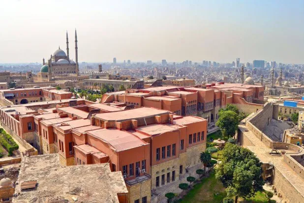 القلعة تقف على حدود القاهرة التاريخية (وزارة السياحة والآثار المصرية)