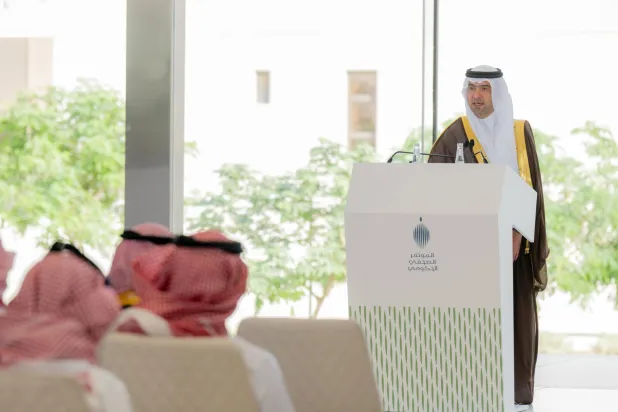 الوزير الحقيل في مؤتمره يوم الاثنين (الشرق الأوسط)