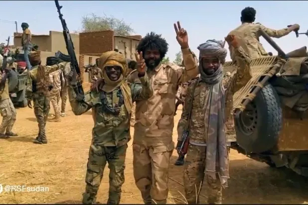 لقطة من فيديو بثه «الدعم السريع» لعناصر في الفاشر عبر «تلغرام» الثلاثاء