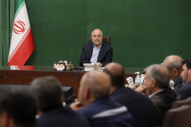 قاليباف يتحدث في اجتماع مع مسؤولين الأسبوع الماضي (البرلمان الإيراني)