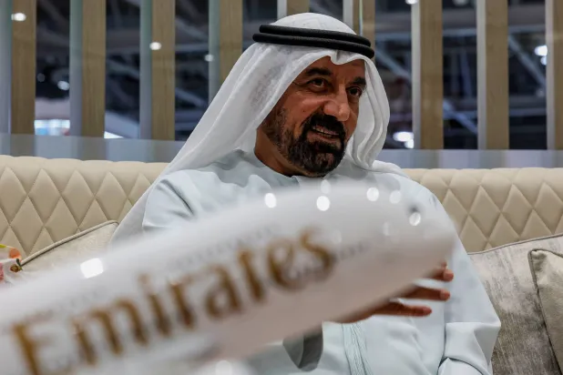 الشيخ أحمد بن سعيد خلال المؤتمر الصحافي في معرض «سوق السفر العربي» (إ.ب.أ)