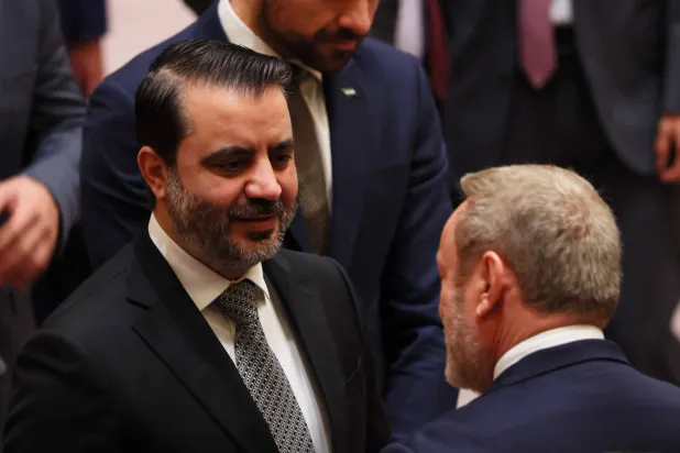 أسعد الشيباني وزير الخارجية السوري يتحدث مع اللورد راي كولينز وكيل وزارة الخارجية والكومنولث والتنمية في المملكة المتحدة قبل اجتماع مجلس الأمن بشأن الصراع في الشرق الأوسط في مقر الأمم المتحدة بنيويورك يوم الثلاثاء (أ.ف.ب)