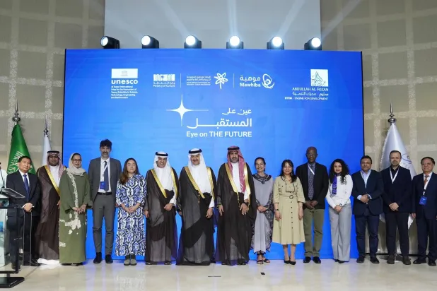 الأمير سلطان بن سلمان بن عبد العزيز وعبد الله الفوزان مع المشاركين في الملتقى (الشرق الأوسط)