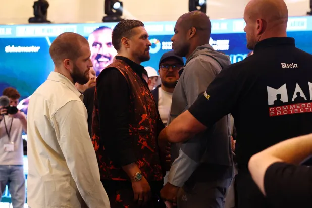 أولكسندر أوسيك ودانييل دوبوا خلال المؤتمر الصحافي (رويترز)