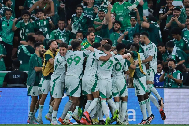 فرحة أهلاوية بعد الهدف الثالث (رويترز)