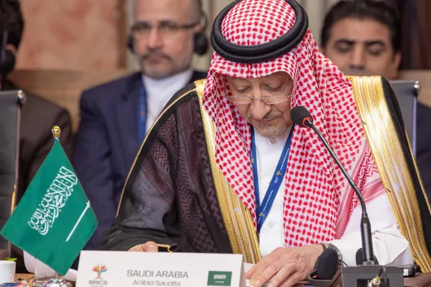 وليد الخريجي يتحدث خلال اجتماع «بريكس» الوزاري في ريو دي جانيرو الثلاثاء (الخارجية السعودية)