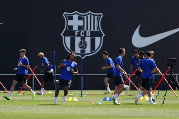 لاعبو برشلونة "أبطال كلاسيكو الكأس" يخوضون التدريبات بمعنويات عالية قبل مواجهة انتر  (ا ف ب)