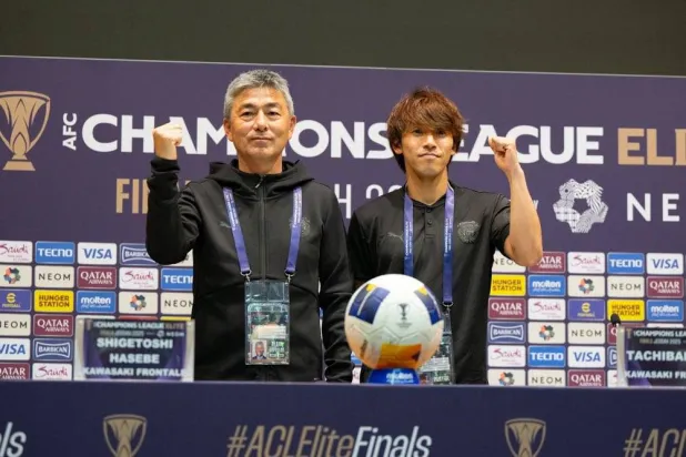  تاتشيبانادا يلتقط صورة مع مدربه قبل المؤتمر الصحفي (الشرق الأوسط) 