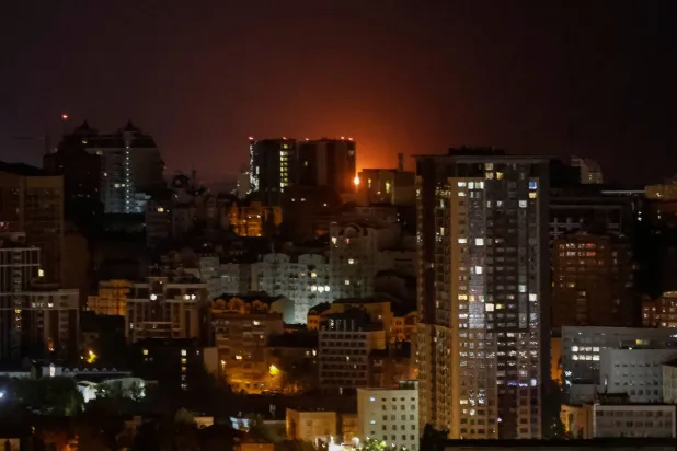 انفجار طائرة مسيّرة في سماء العاصمة الأوكرانية كييف أثناء غارة روسية، 29 أبريل 2025 (رويترز)