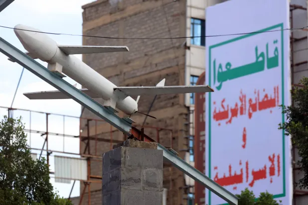 مجسّم لطائرة بدون طيار من صنع الحوثيين في ساحة بصنعاء، اليمن 29 أبريل 2025 (إ.ب.أ)