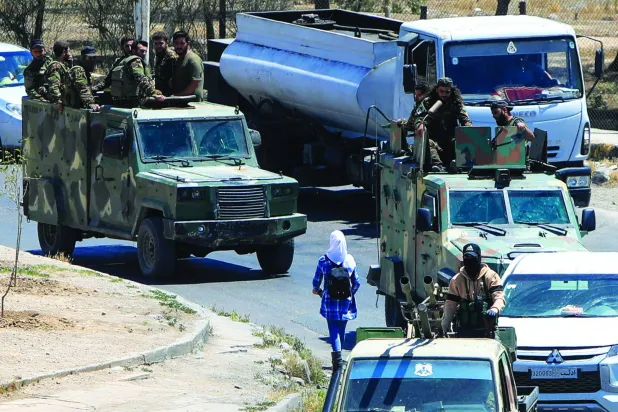 
انتشار قوات أمن سورية في دمشق أمس عقب اشتباكات طائفية خلّفت عدداً من القتلى (أ.ف.ب)