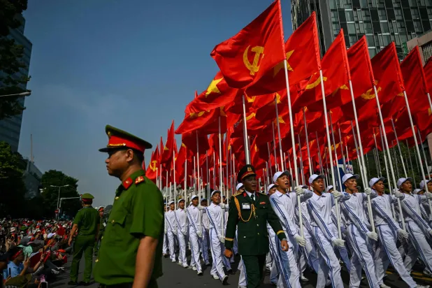 جانب من العرض العسكري في شوارع مدينة هوشي منه في جنوب فيتنام (أ.ف.ب) 