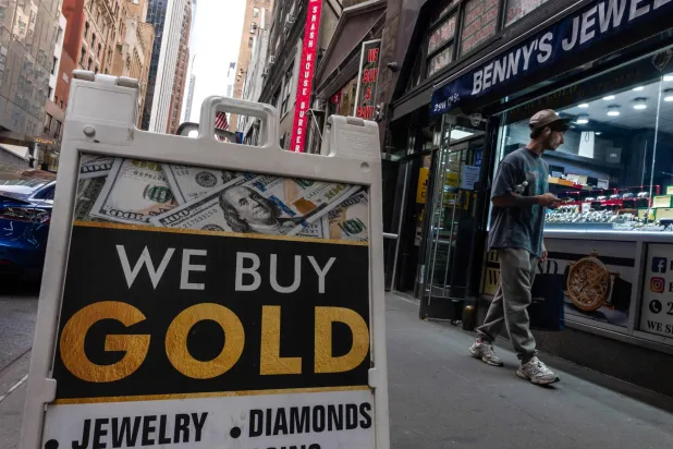 لافتة تُعلن عن شراء الذهب في حي المجوهرات بمانهاتن بمدينة نيويورك (أ.ف.ب)