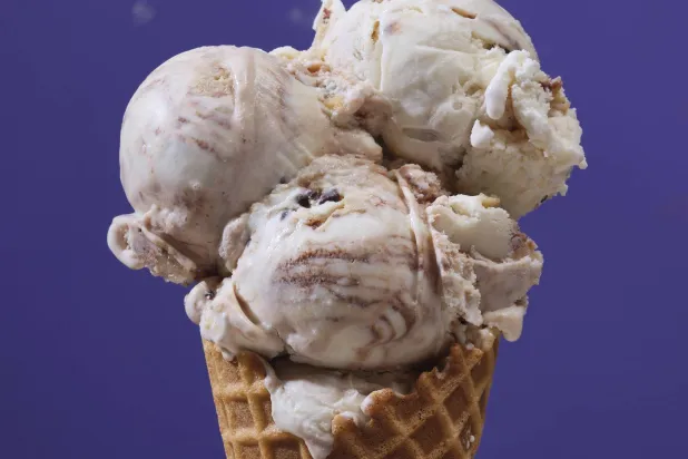 يُنصح بتناول المثلجات أو الآيس كريم عند الشعور بالتهاب الحلق (أ.ب)