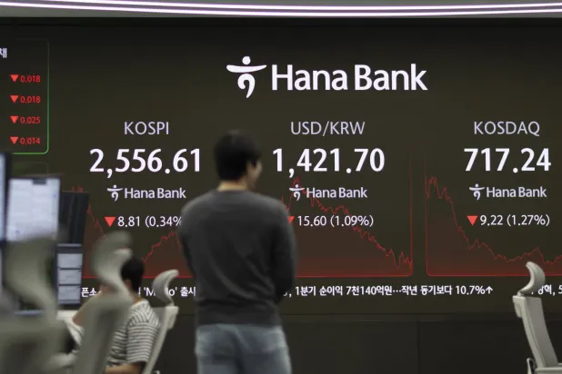 شاشة تُظهر بيانات مالية في غرفة التداول ببنك «هانا» في سيول (إ.ب.أ)