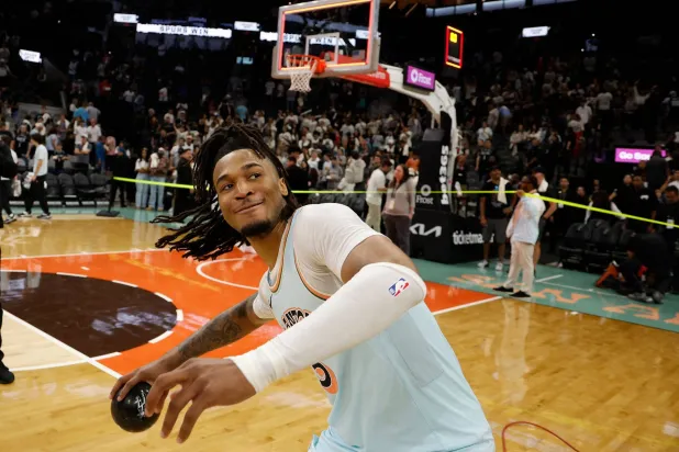 كاسل نال كأس ويلت تشامبرلاين بعد موسم أول مميز في «إن بي إيه» (أ.ف.ب)