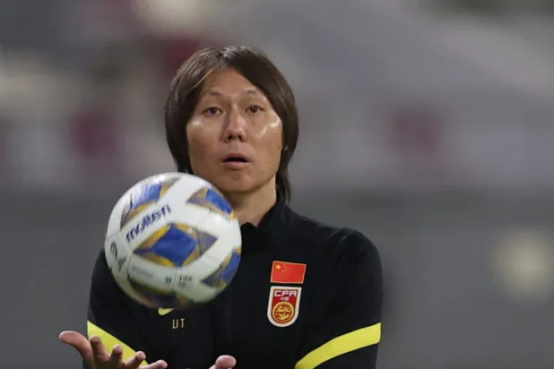 تي لي مدرب الصين السابق (رويترز)