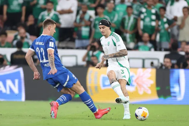 إيبانيز في مواجهة سافيتش لاعب الهلال (عدنان مهدلي)